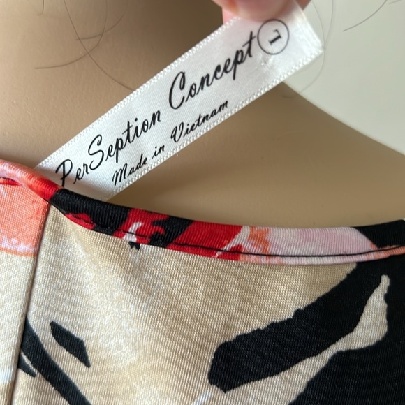 Black floral cut out sleeve top. Size large - Picture 10 of 11